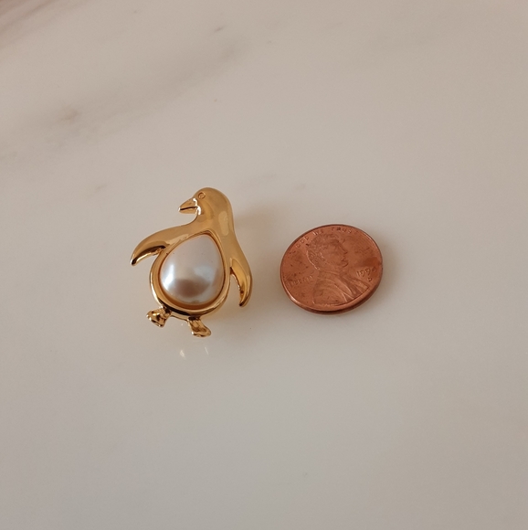 VTG MONET GOLDTONE JELLY BELLY TEARDROP FAUX PEARL PENGUIN FIGURAL PIN - Picture 3 of 4